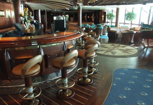 Uno de los lounges del buque de inspiración marítima